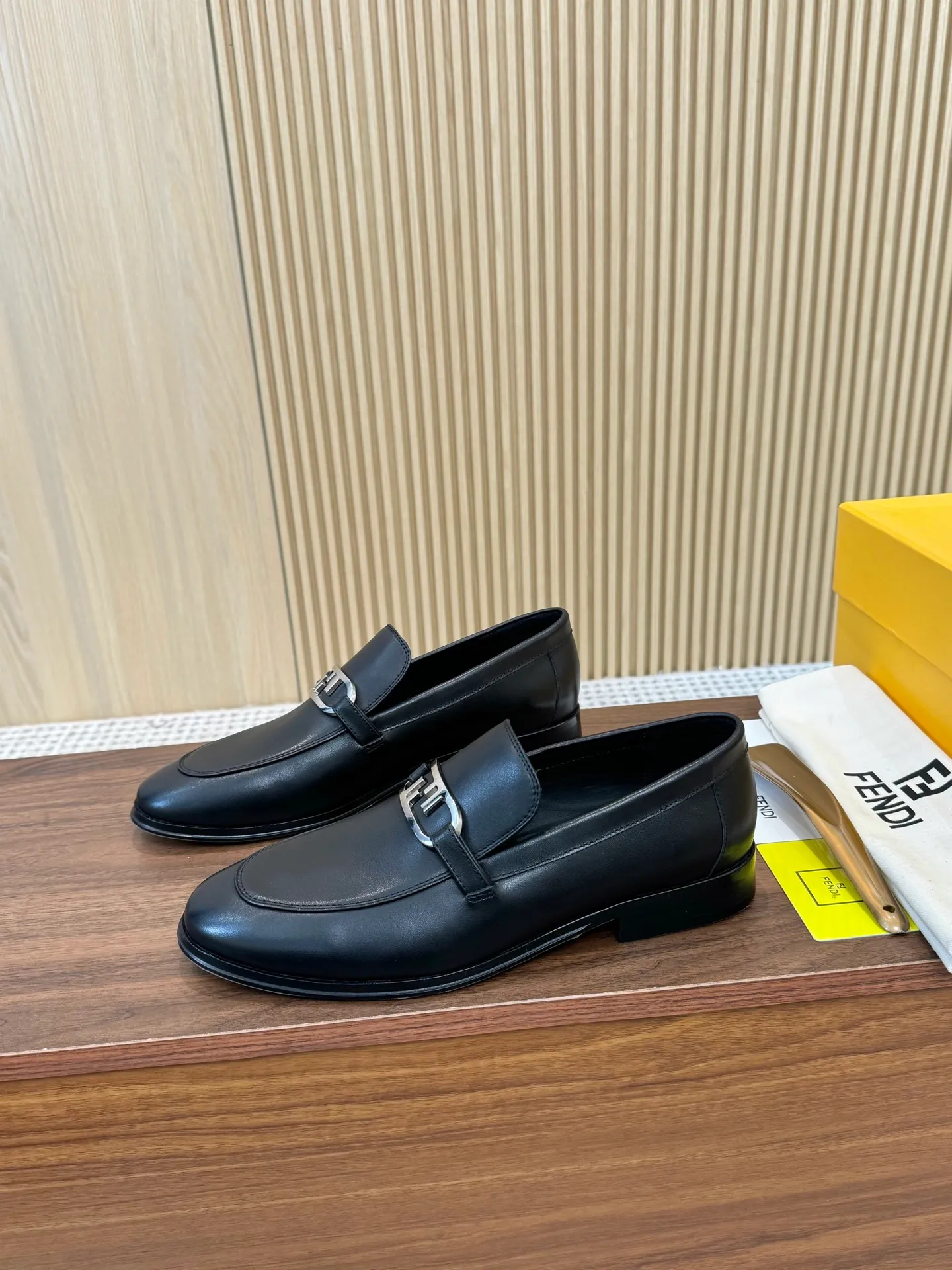 [FENDI] Top P: 980💰 ▪️Size: Men's 39-44. (Customized at 38.45.46) Fendi men's business casual leather shoes Imported brand cloth/calfskin/open edge beads/brand logo printing -Inside: Comfortable cowhide lining -Outsole: Genuine leather outsole with rubber backing embedded in the heel, perfect injection molding -Ultra-high quality control·Fine workmanship: highlighted (high-end·luxury·grade)